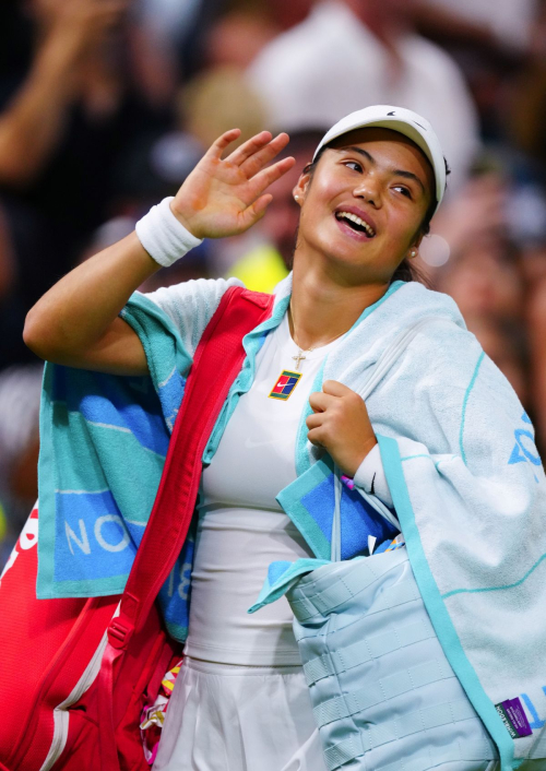 Emma Raducanu Defeated by Sabalenka at Wimbledon, July 2025 2