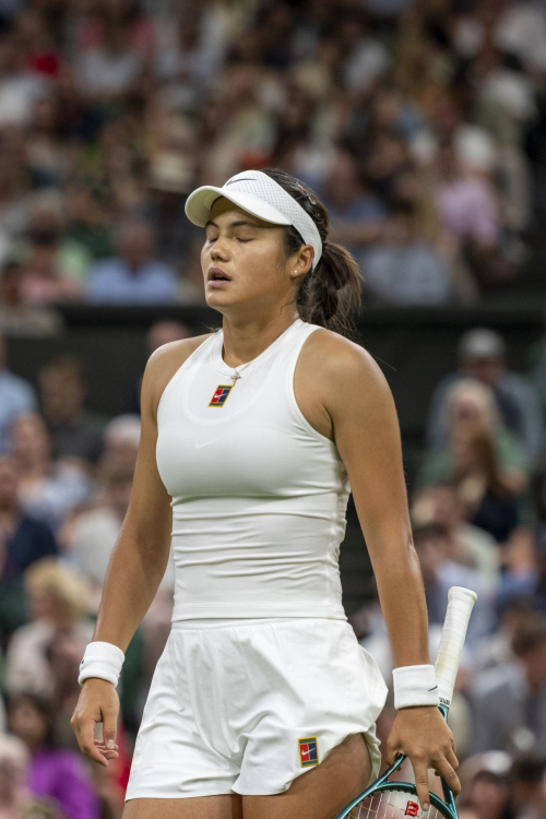 Emma Raducanu Defeated by Sabalenka at Wimbledon, July 2025 6