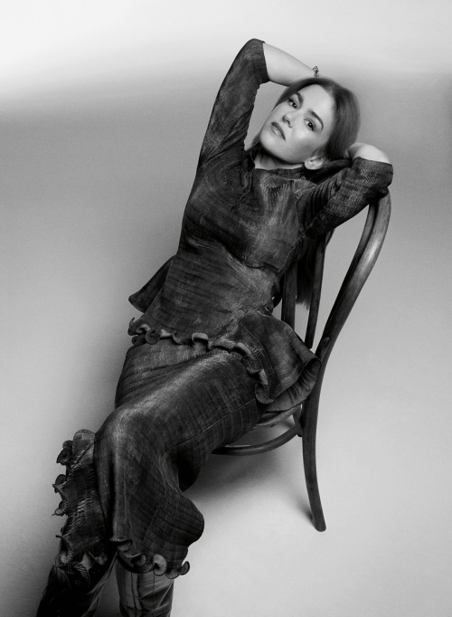 Isla Fisher stuns for Harper’s Bazaar, August 2025 4