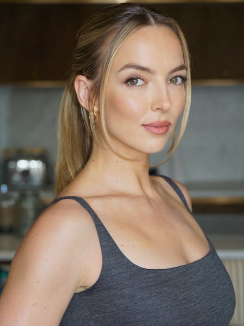 Jodie Comer Beautiful Instagram Portraits, July 2025 9