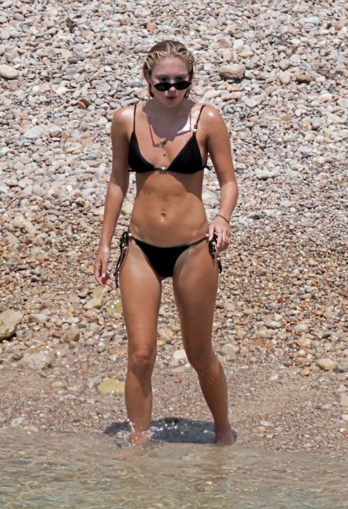 Kate & Lila Grace Moss Bikini Beach Day Ibiza, July 2025 1