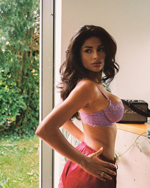 Komal Ilsanker Chic Instagram Upload, July 2025 4