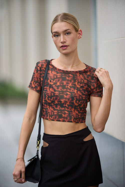 Maggie Krebs Out Shopping in Miami, July 2025 1