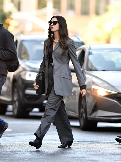 Anne Hathaway on set of The Devil Wears Prada 2 NYC, August 2025 4