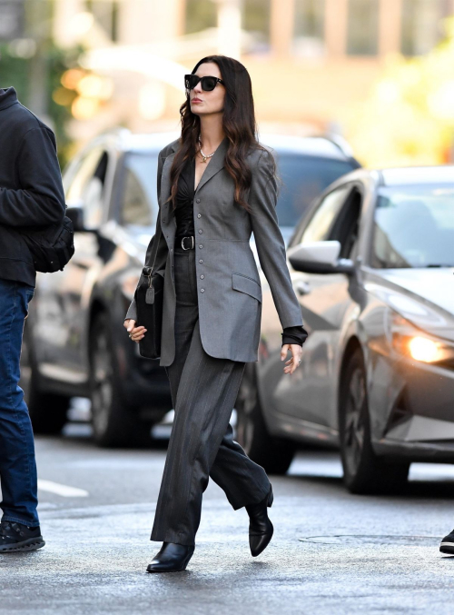 Anne Hathaway on set of The Devil Wears Prada 2 NYC, August 2025 5