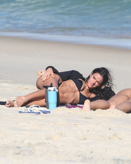 Bruna Marquezine bikini Sao Conrad beach, August 2025 1