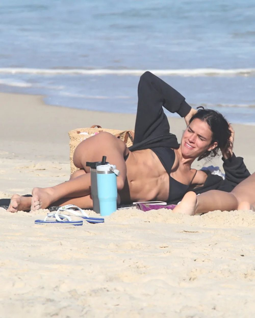 Bruna Marquezine bikini Sao Conrad beach, August 2025 2