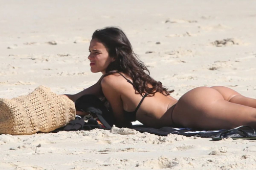 Bruna Marquezine bikini Sao Conrad beach, August 2025 5