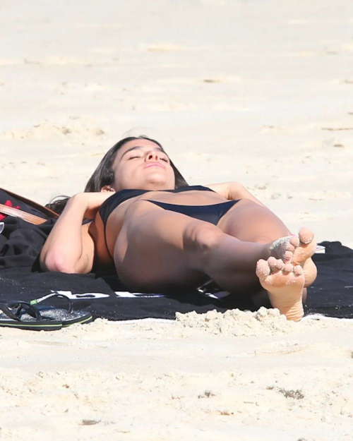Bruna Marquezine bikini Sao Conrad beach, August 2025 6
