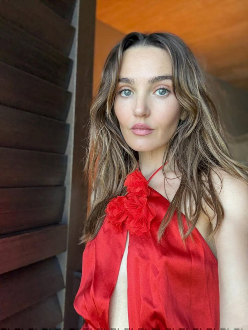 Chloe Fineman Instagram photos, Aug 2025