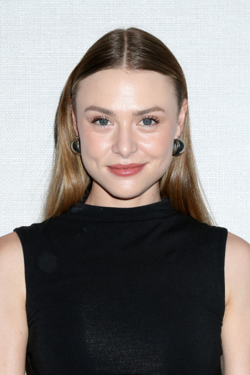 Hayley Erin at Y&R fan event Burbank, August 2025 5