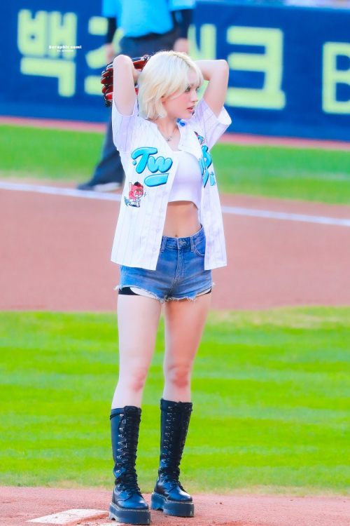 Jean Somi First Pitch LG Twins Game Seoul, August 2025 3