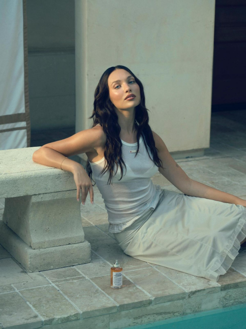 Maddie Ziegler at a photoshoot, Aug 2025 2