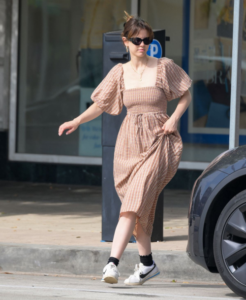 Mia Goth grocery shopping Erewhon, August 2025