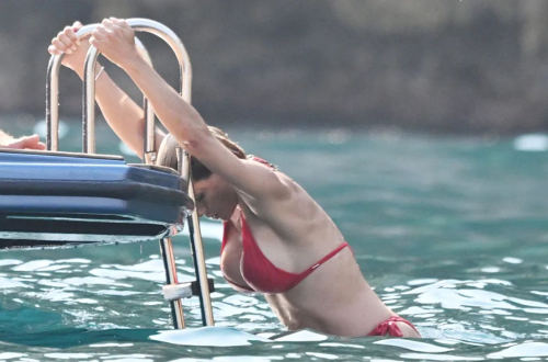 Michelle Hunziker in red bikini Amalfi, August 2025 4