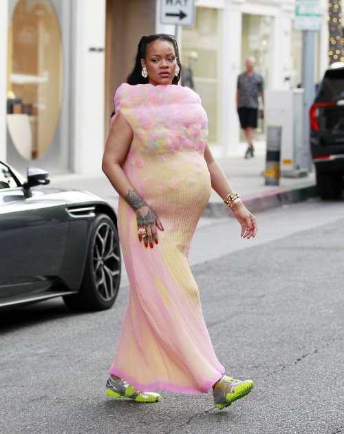 Pregnant Rihanna spotted out in Los Angeles 1