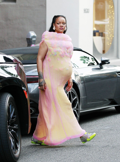 Pregnant Rihanna spotted out in Los Angeles 5
