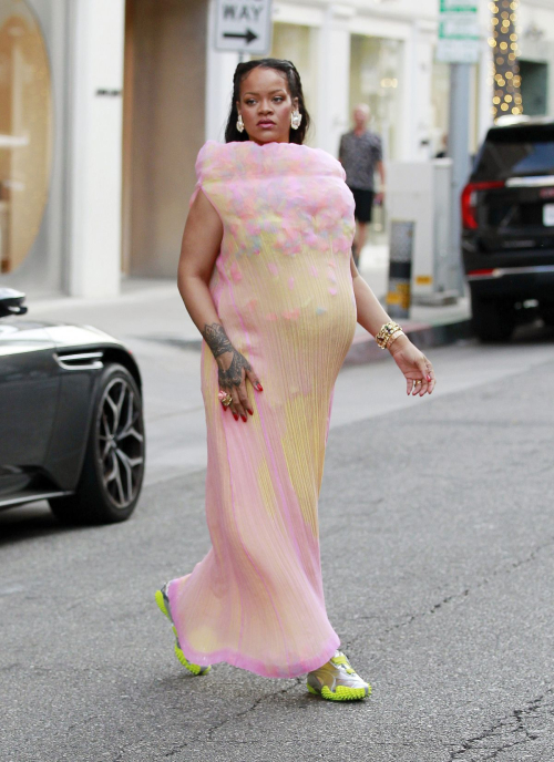 Pregnant Rihanna spotted out in Los Angeles 6