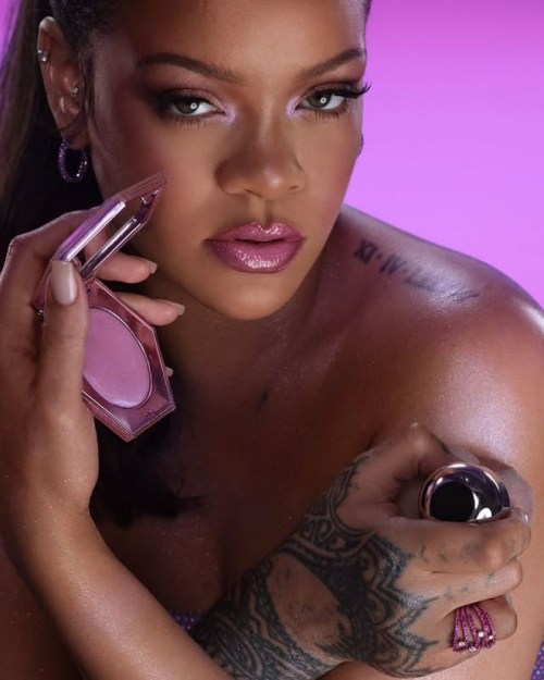 Rihanna glows in Fenty Beauty Diamond Bomb, 2025 1