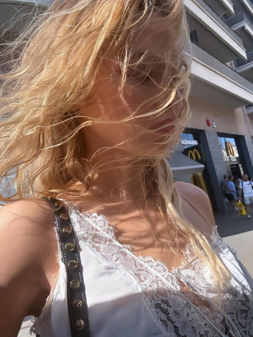 Stella Maxwell stuns in Instagram photos, August 2025 1