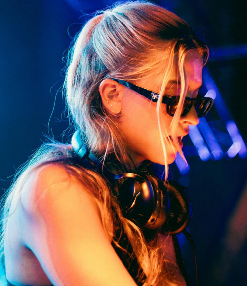 Xandra Pohl shines in Instagram photo, August 2025 14