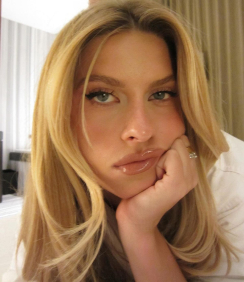 Xandra Pohl shines in Instagram photo, August 2025 16