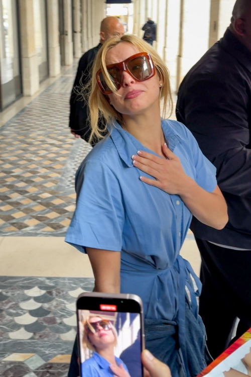 Addison Rae greeting fans in Paris, September 2025