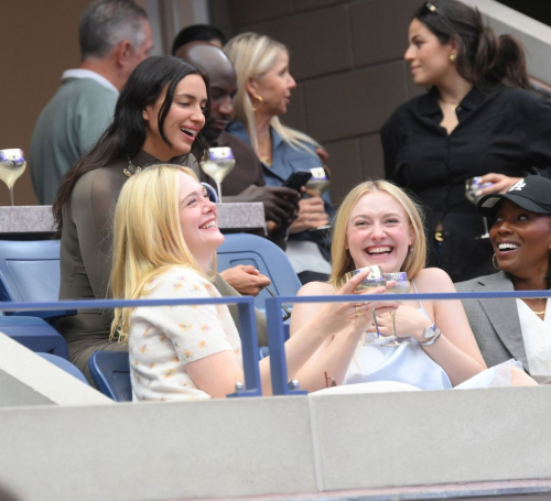 Elle and Dakota Fanning at US Open Men’s Final, Sep 2025 4