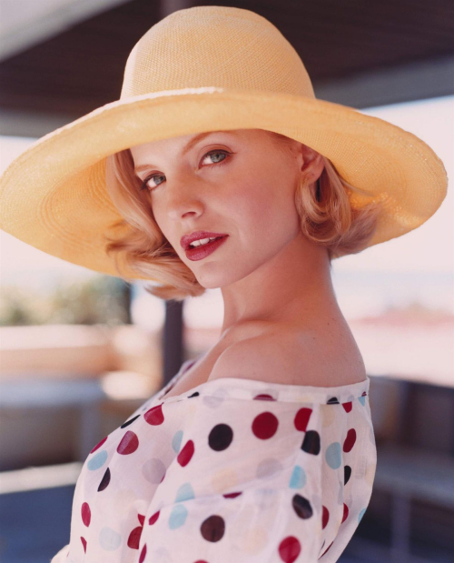 Mena Suvari Instyle, 2002 3