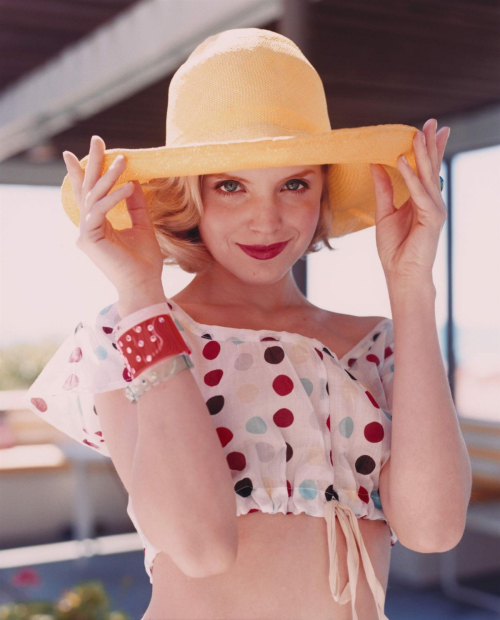 Mena Suvari Instyle, 2002 4