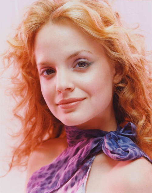 Mena Suvari Movieline, 2000 7