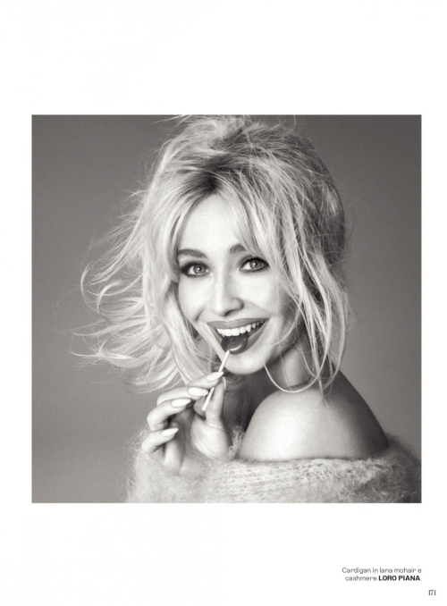 Sabrina Carpenter in Vogue Italy, October 2025 2
